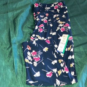 #2518 NWT Woman’s Terra & Sky Floral Capris